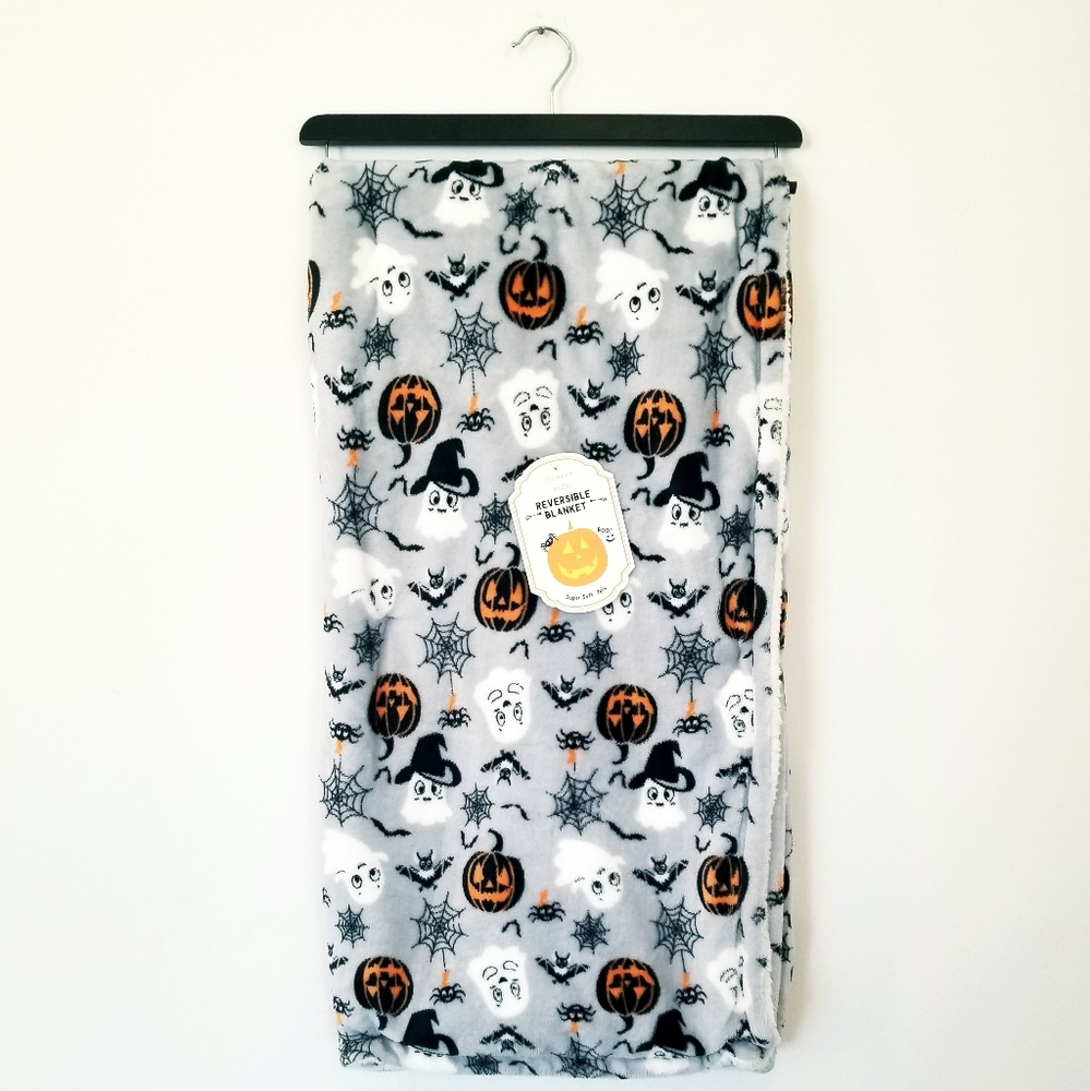 Halloween Holiday Reversible Sherpa Blanket Modern Kids Pumpkins Ghosts Bats NWT - Picture 2 of 8